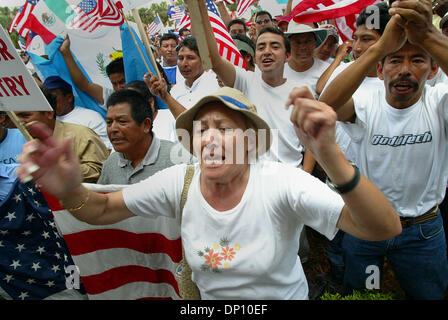 Apr 10, 2006; Lake Worth, FL, Stati Uniti d'America; Betty Ortiz da West Palm Beach al rally in Bryant Park, lunedì. Ella è da Argentina ed è stato negli Stati Uniti per 6 anni. Ella era proprio di fronte all'altoparlante facendo reagire ai commenti dal Lago - Lago Mayor. Credito: Foto di Bob Shanley/Palm Beach post/ZUMA premere. (©) Copyright 2006 da Palm Beach post Foto Stock