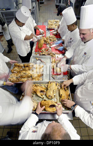 Apr 10, 2006; Boca Raton, FL, Stati Uniti d'America; chef di cucina interna al Boca Raton Resort & Club anatra di preparare per il prossimo pasto pasquale. La Boca Resort si aspettano circa 500 per la Pasqua e hanno già impostato una cucina kosher. In questa particolare cucina solo la carne è consentito di essere preparati. Credito: Foto di Damon Higgins/Palm Beach post/ZUMA premere. (©) Copyright 2006 da Palm essere Foto Stock