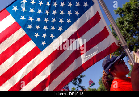 Apr 10, 2006; San Antonio, TX, Stati Uniti d'America; Carolina Olvera detiene una bandiera americana mentre prendendo parte al rally di immigrazione lunedì 10 aprile 2006 nel Parco Milam. Credito: Foto di EA Ornelas/San Antonio Express-News/ZUMA premere. (©) Copyright 2006 by San Antonio Express-News Foto Stock