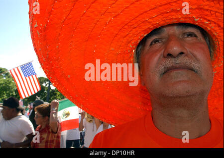 Apr 10, 2006; San Antonio, TX, Stati Uniti d'America; Edward Jasso ascolta diffusori mentre prendendo parte al rally di immigrazione lunedì 10 aprile 2006 nel Parco Milam. Credito: Foto da G Ferniz/San Antonio Express-News/ZUMA premere. (©) Copyright 2006 by San Antonio Express-News Foto Stock