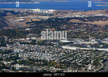 Apr 11, 2006; Sacramento, CA, Stati Uniti d'America; (file foto: data esatta 23-10-2005) delle case nella città di Folsom sono circondati da acqua dal Lago Folsom con Fosom diga che tiene l'acqua indietro. Credito: Foto di Bryan Patrick/ZUMA premere. (©) Copyright 2006 by Sacramento Bee Foto Stock