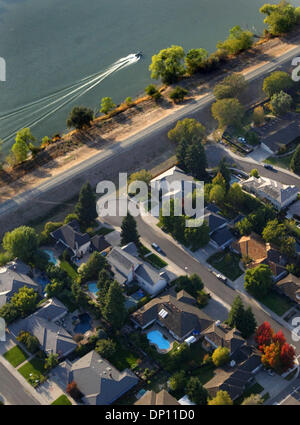 Apr 11, 2006; Sacramento, CA, Stati Uniti d'America; ( file foto: data esatta 10-20-2005) alloggia in Greenhaven sedersi accanto al e degli argini del fiume Sacramento. Molte sezioni dell'argine in la Greenhaven zona sono sotto la preoccupazione con l'esercito Corp di ingegneri. Credito: Foto di Bryan Patrick/ZUMA premere. (©) Copyright 2006 by Sacramento Bee Foto Stock