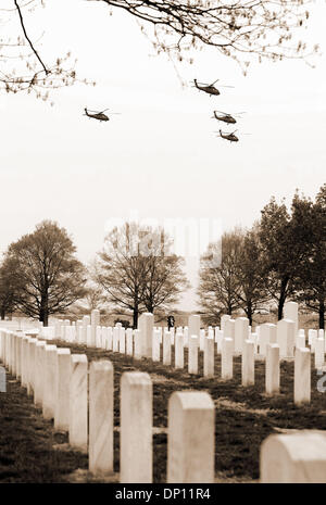 Apr 12, 2006; Arlington, VA, Stati Uniti d'America; quattro elicotteri in 'missing uomo Formazione,' sorvolare durante il funerale di Sgt. William E. Dillender nel Cimitero Nazionale di Arlington, il 12 aprile 2006. Il Dipartimento della Difesa POW/Personale mancante Office ha annunciato il 14 febbraio 2006, che i resti del Magg. Jack L. Barker, Waycross, Fa.; Capt. John F. Dugan, Roselle, N.J.; Sgt. William E Foto Stock