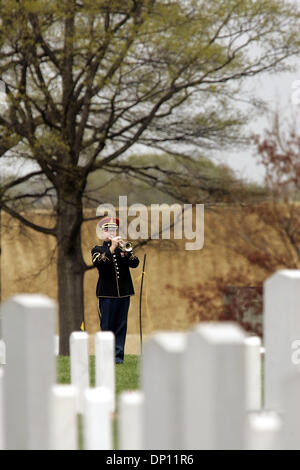 Apr 12, 2006; Arlington, VA, Stati Uniti d'America; rubinetti è svolto durante il funerale di Sgt. William E. Dillender nel Cimitero Nazionale di Arlington, il 12 aprile 2006. Il Dipartimento della Difesa POW/Personale mancante Office ha annunciato il 14 febbraio 2006, che i resti del Magg. Jack L. Barker, Waycross, Fa.; Capt. John F. Dugan, Roselle, N.J.; Sgt. William E. Dillender, Napoli, Fla.; e PFC. John J. Foto Stock