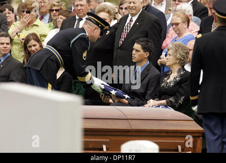 Apr 12, 2006; Arlington, VA, Stati Uniti d'America; un ufficiale responsabile mani una bandiera ripiegata dal gruppo scrigno di Austin Dillender, 16, accanto alla sua nonna Mattie Ann Quarles (la madre di William Dillender) in Al Cimitero Nazionale di Arlington, durante il funerale di Sgt. William E. Dillender il 12 aprile 2006. Il Dipartimento della Difesa POW/Personale mancante Office ha annunciato il 14 febbraio 2006, th Foto Stock