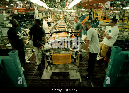 Apr 13, 2006; Detroit, MI, Stati Uniti d'America; (file foto: data esatta 07-29-2001) Chrysler per vendere beni di produzione da Sterling HeightsAssembly impianto. Nella foto: l'inizio della linea dell'assale a Sterling Heights (Michigan) Assemblare pianta durante il modello start-up 2001 anno. La linea si muove lentamente per testare tutte le procedure all'inizio dell'anno di modello. Credito: Pho Foto Stock