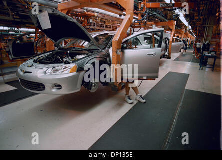 Apr 13, 2006; Detroit, MI, Stati Uniti d'America; (file foto: data esatta 07-29-2001) Chrysler per vendere beni di produzione da Sterling Heights impianto di assemblaggio. Nella foto: Verso la fine della linea di assemblaggio in Sterling Heights Michigan impianto di assemblaggio, durante il nuovo modello di start-up dello shakedown al di fuori di Detroit, tocchi finali sono messi all interno di una Chrysler Sebring prima che le ruote sono annuncio Foto Stock