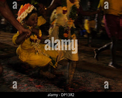 Apr 14, 2006; di Chennai, nello Stato del Tamil Nadu, India; alcuni bambini non voleva andare, ma i loro genitori e guardato la loro forzata attraverso. Credito: Foto di Daniel Wilkinson/Daniel Wilkinson. (©) Copyright 2006 da Daniel Wilkinson Foto Stock