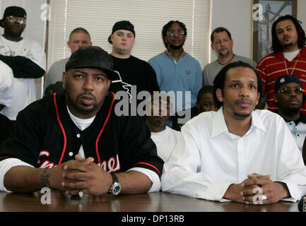 Apr 14, 2006; Detroit, MI, Stati Uniti d'America; il pugno di ferro record presidente 'primo nato" (L) e vice presidente di Khalid el-Hakim parlando a Detroit, Michigan Venerdì 14 Aprile 2006 circa il rapper prova, che è stato il loro marchio che è stato ucciso 11 Aprile 2006 in Club C.C.C. un dopo ore di night club di Detroit, Michigan. La prova è stata Eminem meglio l uomo dal suo matrimonio e il membro del gruppo rap D12. M Foto Stock