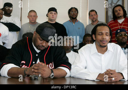 Apr 14, 2006; Detroit, MI, Stati Uniti d'America; il pugno di ferro record presidente 'primo nato" (L) e vice presidente di Khalid el-Hakim parlando a Detroit, Michigan Venerdì 14 Aprile 2006 circa il rapper prova, che è stato il loro marchio che è stato ucciso 11 Aprile 2006 in Club C.C.C. un dopo ore di night club di Detroit, Michigan. La prova è stata Eminem meglio l uomo dal suo matrimonio e il membro del gruppo rap D12. M Foto Stock