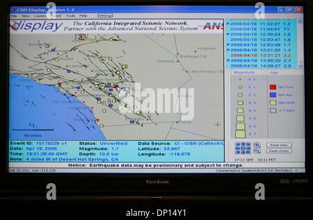 Apr 18, 2006; San Francisco, CA, Stati Uniti d'America; un grande schermo display mostra il tracciamento in tempo reale delle attività sismica nella zona della baia. 18 aprile 2006 segna il 100° anniversario di San Francisco terremoto che aveva una linea di rottura di 296 miglia e si sentiva come lontano come Oregon e Los Angeles. La conseguente 3 giorno incendio ha distrutto 28.000 edifici e a sinistra oltre l 50% della popolazione di Sa Foto Stock