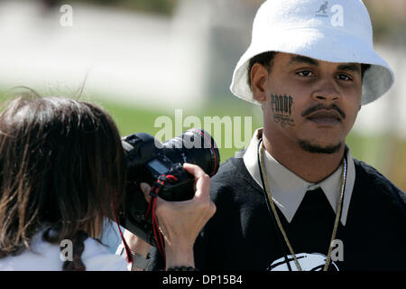 Apr 19, 2006; Detroit, MI, Stati Uniti d'America; PIERRE JOHNSON si erge di fronte cappella di borse di studio a Detroit. I funerali del rapper "prova", il cui vero nome è Deshaun Holton presso la cappella di borse di studio a Detroit, Michigan Mercoledì, Aprile 19, 2006 lo scrigno che porta il corpo del rapper Proof è fare di bronzo massiccio e placcati in oro 24k e costo $48.000 USD. "Prova" è stato ucciso a C Foto Stock