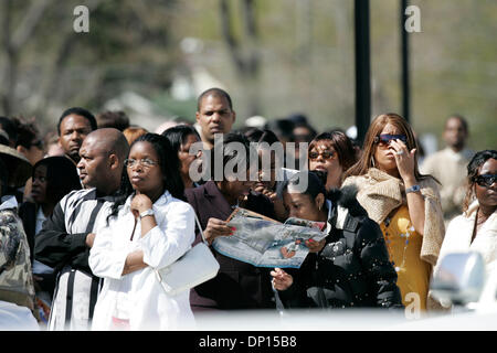 Apr 19, 2006; Detroit, MI, Stati Uniti d'America; il funerale per il rapper "prova", il cui vero nome è Deshaun Holton presso la cappella di borse di studio a Detroit, Michigan Mercoledì, Aprile 19, 2006 lo scrigno che porta il corpo del rapper Proof è fare di bronzo massiccio e placcati in oro 24k e costo $48.000 USD. "Prova" è stato ucciso presso il club C.C.C. su otto miglia di strada la scorsa settimana durante un alterco a Foto Stock