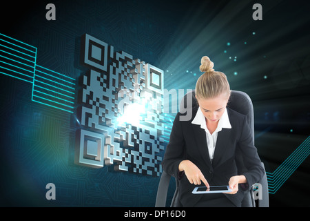 Immagine composita di imprenditrice seduto sulla sedia girevole con la compressa Foto Stock
