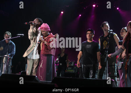 Apr 20, 2006; New York, NY, STATI UNITI D'AMERICA; (LtoR) Mickey Hart dei Grateful Dead con Baaba Maal e Angelique Kidjo effettuando al sesto Jammys annuale presso il Madison Square Garden. Credito: Foto di Aviv piccole/ZUMA premere. (©) Copyright 2006 by Aviv piccola Foto Stock