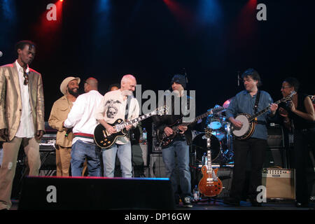 Apr 20, 2006; New York, NY, STATI UNITI D'AMERICA; la Finale (LtoR) Baaba Maal, Ky-Mani Marley (in beige), Peter Frampton (in bianco), Steve Vai (HAT), Bela Fleck (banjo) esecuzione effettuando al sesto Jammys annuale presso il Madison Square Garden. Credito: Foto di Aviv piccole/ZUMA premere. (©) Copyright 2006 by Aviv piccola Foto Stock