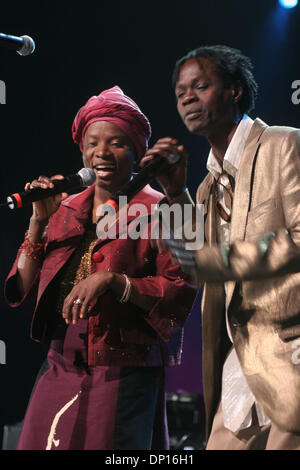 Apr 20, 2006; New York, NY, STATI UNITI D'AMERICA; Baaba Maal e Angelique Kidjo effettuando al sesto Jammys annuale presso il Madison Square Garden. Credito: Foto di Aviv piccole/ZUMA premere. (©) Copyright 2006 by Aviv piccola Foto Stock