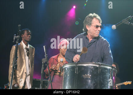 Apr 20, 2006; New York, NY, STATI UNITI D'AMERICA; Mickey Hart dei Grateful Dead con Baaba Maal e Angelique Kidjo effettuando al sesto Jammys annuale presso il Madison Square Garden. Credito: Foto di Aviv piccole/ZUMA premere. (©) Copyright 2006 by Aviv piccola Foto Stock