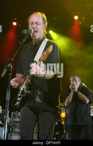 Apr 20, 2006; New York, NY, STATI UNITI D'AMERICA; Little Feat Paul Barrere con Charlie Musselwhite in background in esecuzione al sesto Jammys annuale presso il Madison Square Garden. Credito: Foto di Aviv piccole/ZUMA premere. (©) Copyright 2006 by Aviv piccola Foto Stock