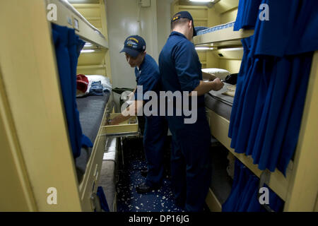 Apr 20, 2006; San Diego, CA, Stati Uniti d'America; (32nd St. Naval Station) US Navy seaman TIMOTHY PALMER pacchi fino i suoi beni (egli è la voce off a Navy college presso la University of Iowa, prima di officer di formazione e di messa in funzione) come compagno a castello BRODY MATTHEWS prepara se stesso per riva lascia negli uomini le operazioni della zona di attracco a bordo della USS Rushmore. Per una storia sulla nuova caserma di lusso bein Foto Stock