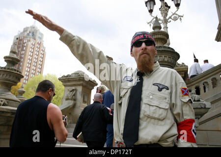 Apr 22, 2006; Lansing, MI, Stati Uniti d'America; la nazionale movimento socialista, un gruppo neonazista, raduni in Lansing. Michigan, protestando contro gli immigrati clandestini che hanno presumibilmente contribuito a notevoli perdite di posti di lavoro nello stato. La sicurezza è stata molto alta con il gruppo di nazisti essendo collegato via bus in da una posizione remota sotto pesante scorta di polizia. Alcuni anti-razzismo manifestanti hanno minacciato di uccidere i N Foto Stock