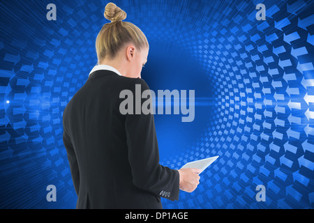 Immagine composita di imprenditrice azienda tablet Foto Stock