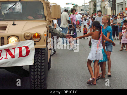 Apr 28, 2006; San Antonio, TX, Stati Uniti d'America; Sgt. 1. Classe Tony Davis del Texas Guardia Nazionale riceve le strette di mano come egli corse in un Humvee in corrispondenza della estremità di coda delle annuali Fiesta Battaglia dei Fiori Parade. Credito: Foto di Billy Calzada/San Antonio Express-News/ZUMA premere. (©) Copyright 2006 by San Antonio Express-News Foto Stock