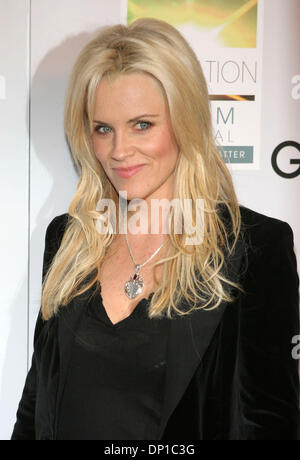 Apr 28, 2006; Santa Monica, CA, Stati Uniti d'America; attrice JENNY MCCARTHY arriva alla speciale proiezione del film "Pacifico Warrior' durante il Los Angeles lo stile di vita di salute e sostenibilità Inspirational Film Festival. Credito: Foto di Marianna giorno Massey/ZUMA premere. (©) Copyright 2006 by Marianna giorno Massey Foto Stock