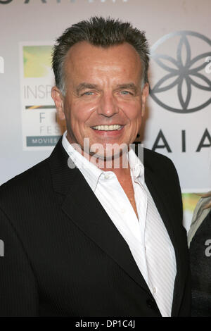 Apr 28, 2006; Santa Monica, CA, Stati Uniti d'America; attore RAY WISE arriva alla speciale proiezione del film "Pacifico Warrior' durante il Los Angeles lo stile di vita di salute e sostenibilità Inspirational Film Festival. Credito: Foto di Marianna giorno Massey/ZUMA premere. (©) Copyright 2006 by Marianna giorno Massey Foto Stock