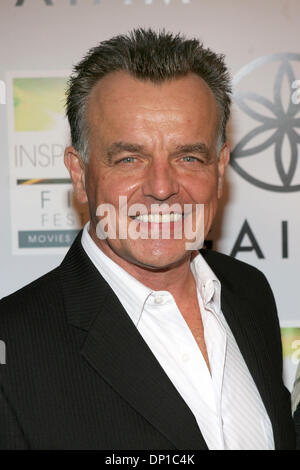 Apr 28, 2006; Santa Monica, CA, Stati Uniti d'America; attore RAY WISE arriva alla speciale proiezione del film "Pacifico Warrior' durante il Los Angeles lo stile di vita di salute e sostenibilità Inspirational Film Festival. Credito: Foto di Marianna giorno Massey/ZUMA premere. (©) Copyright 2006 by Marianna giorno Massey Foto Stock