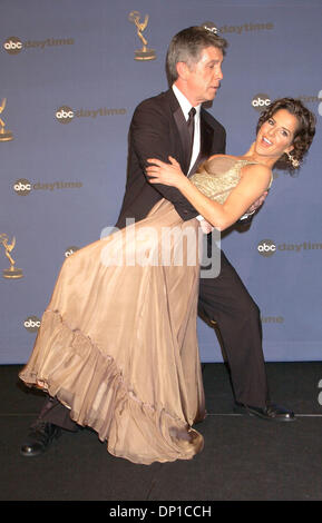 Apr 28, 2006; Los Angeles, CA, Stati Uniti d'America; attrice KELLY MONACO e attore TOM BERGERON alla 33ore diurne Emmy Awards Pressroom, tenutosi presso il Teatro Kodak, Hollywood. Credito: Foto di Paul Fenton/ZUMA KPA.. (©) Copyright 2006 by Paolo Fenton Foto Stock