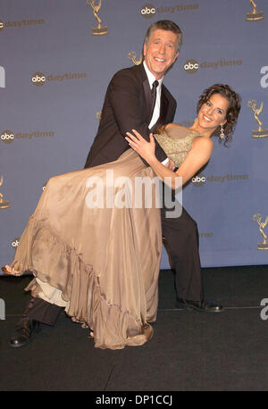 Apr 28, 2006; Los Angeles, CA, Stati Uniti d'America; attrice KELLY MONACO e attore TOM BERGERON alla 33ore diurne Emmy Awards Pressroom, tenutosi presso il Teatro Kodak, Hollywood. Credito: Foto di Paul Fenton/ZUMA KPA.. (©) Copyright 2006 by Paolo Fenton Foto Stock