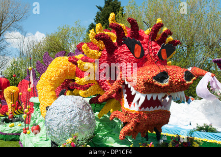 Drago Cinese Anno Nuovo galleggiante decorata con teste di tulip, Spalding Flower Parade, Lincolnshire Foto Stock