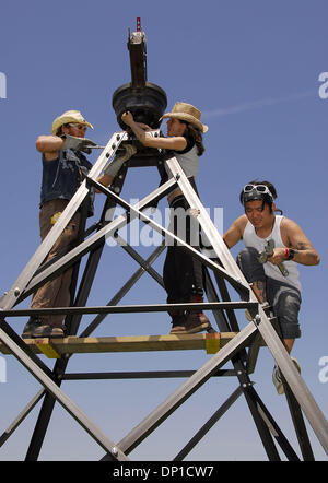 Apr 28, 2006; Indio, CA, Stati Uniti d'America; lavoratori assemblare SPIDER prima della Valle di Coachella Music e Arts Festival 2006. Credito: Foto da Vaughn Youtz/ZUMA premere. (©) Copyright 2006 da Vaughn Youtz Foto Stock