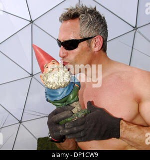 Apr 28, 2006; Indio, CA, Stati Uniti d'America; BRIAN HORDS baci un gnome durante l'impostazione della molla cupola a valle di Coachella Music e Arts Festival 2006. Credito: Foto da Vaughn Youtz/ZUMA premere. (©) Copyright 2006 da Vaughn Youtz Foto Stock