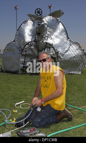 Apr 28, 2006; Indio, CA, Stati Uniti d'America; JOHN BOCK lavori all'installazione di una scultura a valle di Coachella Music e Arts Festival 2006. Credito: Foto da Vaughn Youtz/ZUMA premere. (©) Copyright 2006 da Vaughn Youtz Foto Stock