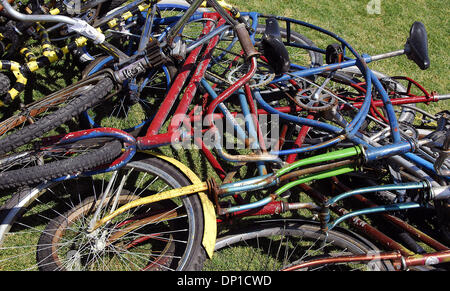 Apr 28, 2006; Indio, CA, Stati Uniti d'America; un mucchio di biciclette sul terreno a valle di Coachella Music e Arts Festival 2006. Credito: Foto da Vaughn Youtz/ZUMA premere. (©) Copyright 2006 da Vaughn Youtz Foto Stock