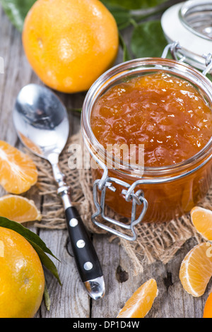Fatta fresca mandarino marmellata su legno Foto Stock