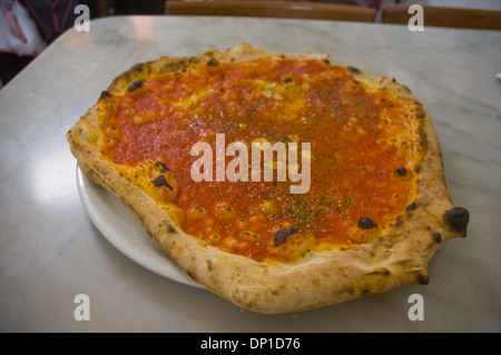 Pizza marinara a Da Michele pizzeria Napoli Campania Italia Europa Foto Stock