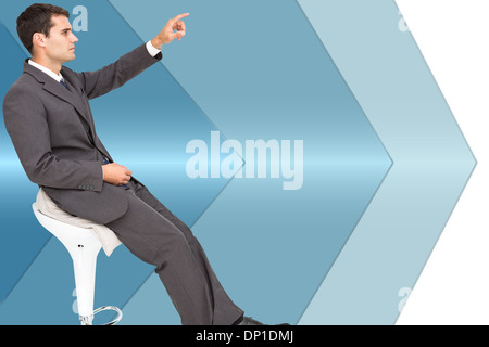 Immagine composita di imprenditore seduto e puntare il dito Foto Stock