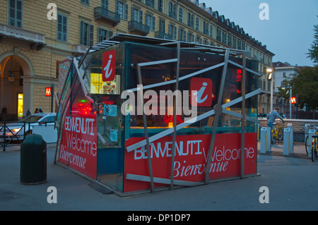 Tourist info point di fronte alla stazione ferroviaria principale a Piazza Carlo Felice piazza centrale di Torino Piemonte Italia Europa Foto Stock