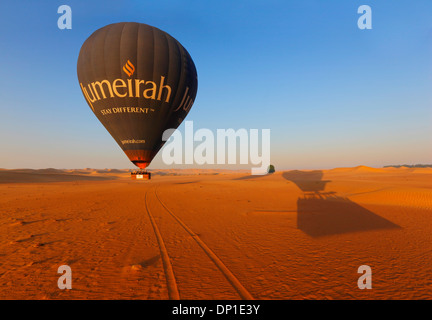 Dubai, mongolfiera scuoiamento oltre il deserto. Foto Stock