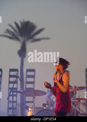 Apr 29, 2006; Palm Desert, CA, Stati Uniti d'America; Yeah Yeah Yeahs eseguire a valle di Coachella Music e Arts Festival 2006 in Palm Desert, CA. Credito: Foto di Daren Fentiman/ZUMA premere. (©) Copyright 2006 by Daren Fentiman Foto Stock