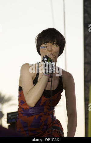 Apr 29, 2006; Palm Desert, CA, Stati Uniti d'America; KAREN O degli Yeah Yeah Yeahs esegue a Coachella Valley Music e Arts Festival di Palm Desert, CA, il apr. 29, 2006. Credito: Foto di Daren Fentiman/ZUMA premere. (©) Copyright 2006 by Daren Fentiman Foto Stock