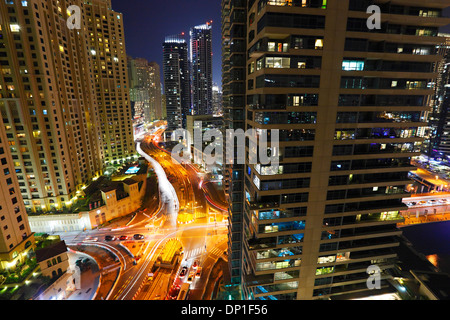 Edifici in Dubai Marina di notte. Re Salman bin Abdulaziz Al Saud st. Foto Stock