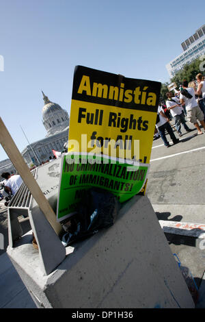 Maggio 01, 2006; San Francisco, CA, Stati Uniti d'America; decine di migliaia di immigrati, principalmente di origine ispanica, riempito le strade di San Francisco per evidenziare ciò che un giorno senza un immigrato significa per le aziende locali e l'economia. Molti della folla che protestavano contro la H4437 Bill che rende "presenza non autorizzati' negli Stati Uniti un 'aggravato felony', efficacemente la classificazione di 11 milioni di euro Foto Stock