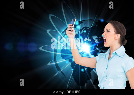 Immagine composita di angry classy imprenditrice a urlare contro il suo smartphone Foto Stock