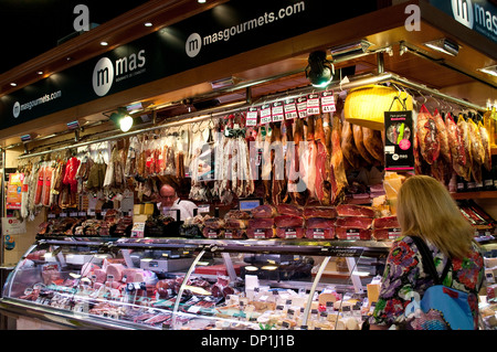 Pressione di stallo di delicatessen, al mercato della Boqueria, La Rambla, Barcelona, Catalogna, Spagna Foto Stock