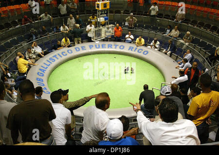 Apr 29, 2006; Isla Verde, Puerto Rico; vista la Puertorican cockfight colosseo giovedì sera in Isla Verde, (Isola Verde) hotel area di Carolina. Il business è verso il basso e i funzionari ritengono che la chiusura del governo che ha mantenuto 95.000 dipendenti del governo al di fuori del lavoro per gli ultimi cinque giorni è responsabile. Credito: Foto di Bill Ingram/Palm Beach post/ZUMA premere. (©) copia Foto Stock