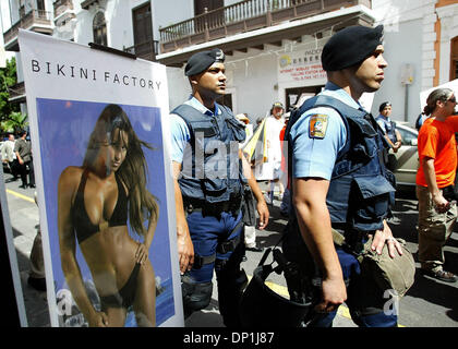 Apr 29, 2006; Isla Verde, Puerto Rico; membri del Puertorican nazionale della polizia unità tattica a piedi lungo con i manifestanti che si passano i negozi nella zona turistica di San Juan Vecchia sul loro modo di governatori mansion per protestare contro il governo shutdown giovedì pomeriggio. L'arresto che ha mantenuto 95.000 dipendenti del governo al di fuori del lavoro per gli ultimi cinque giorni. Credito obbligatorio Foto Stock